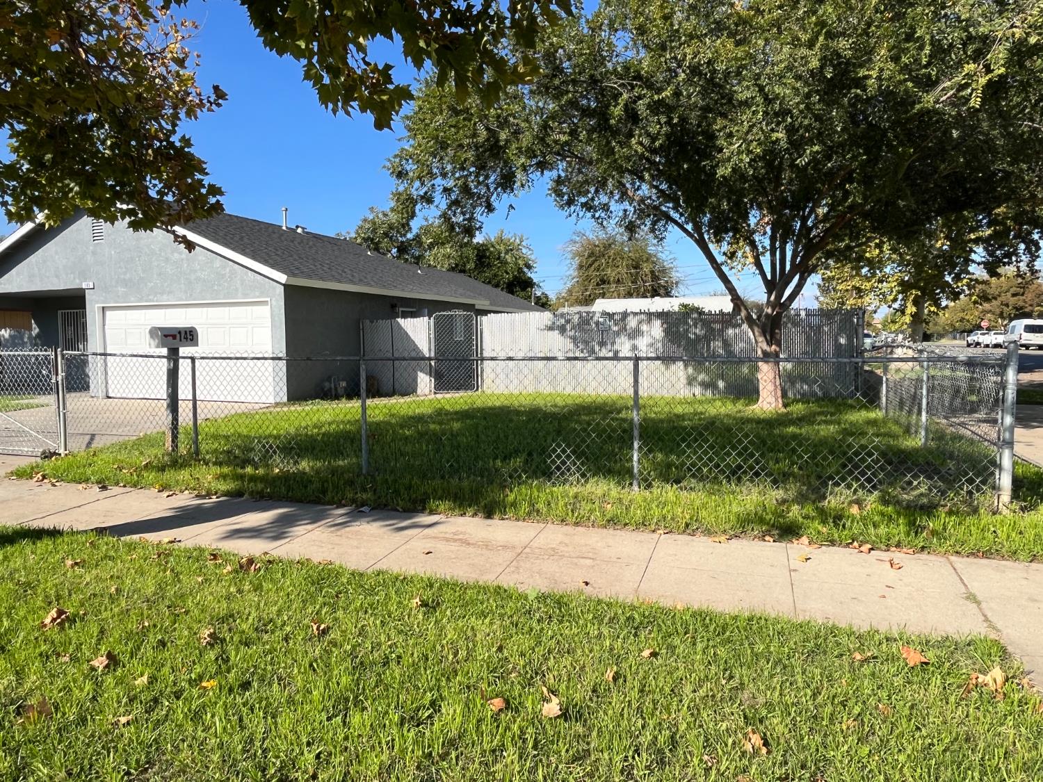 145 E Oleander Ave, Fresno, CA 93706