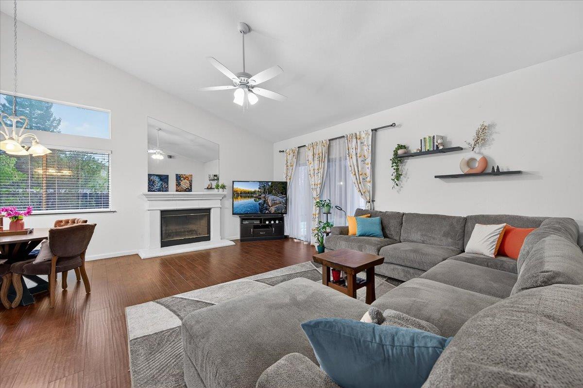 2349 E La Quinta Dr, Fresno, CA 93730