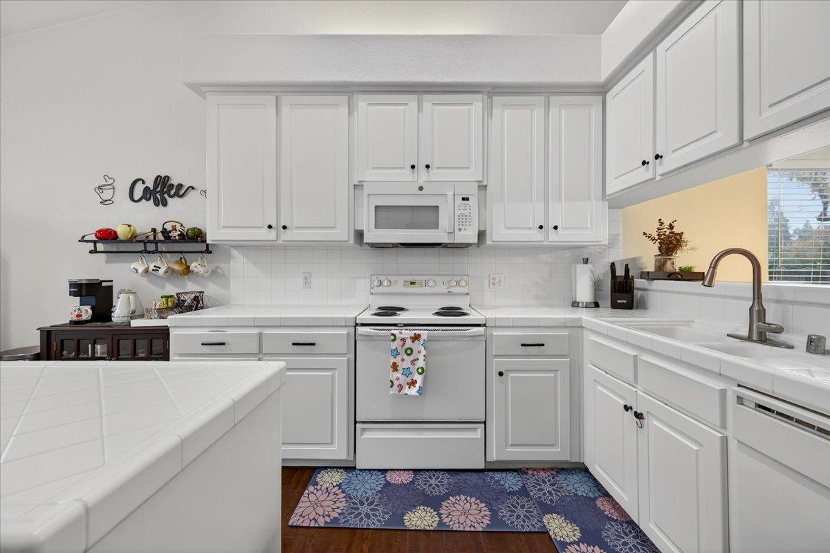 2349 E La Quinta Dr, Fresno, CA 93730