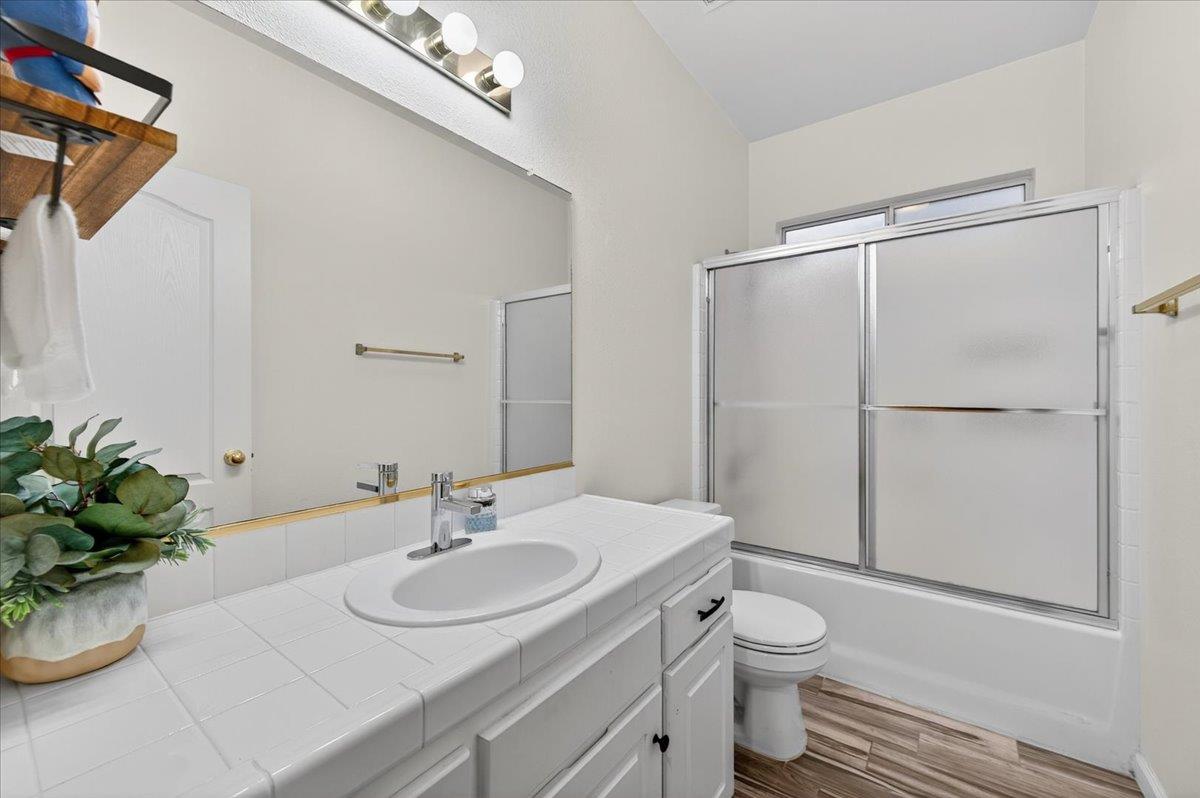 2349 E La Quinta Dr, Fresno, CA 93730