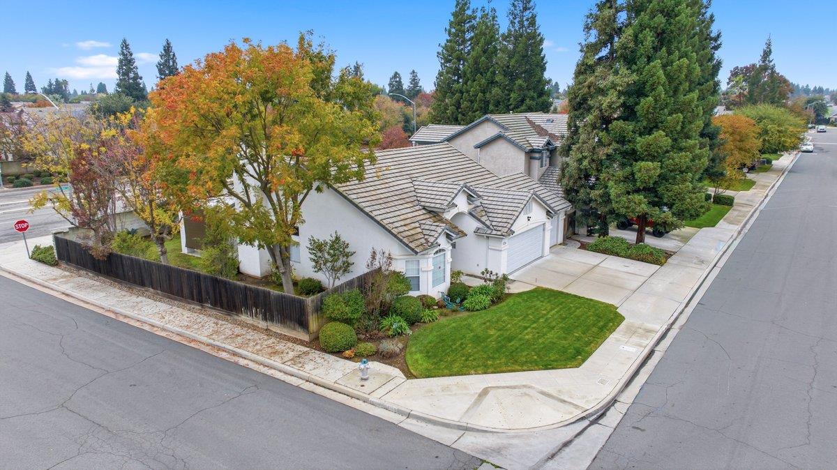 2349 E La Quinta Dr, Fresno, CA 93730