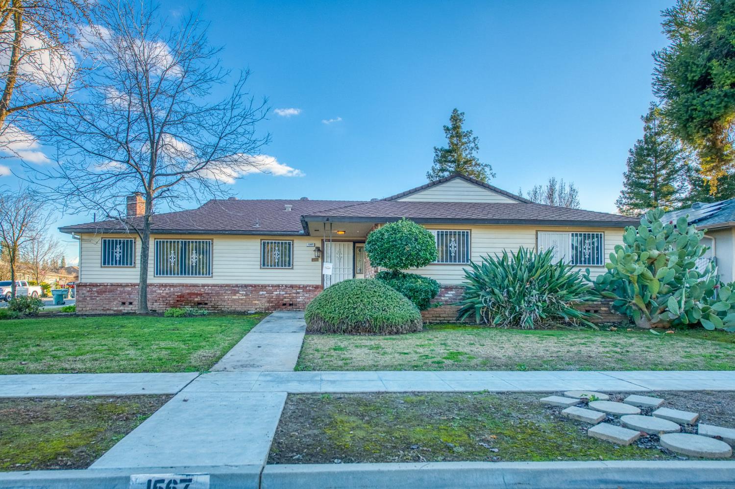 1567 E Mesa Ave, Fresno, CA 93710