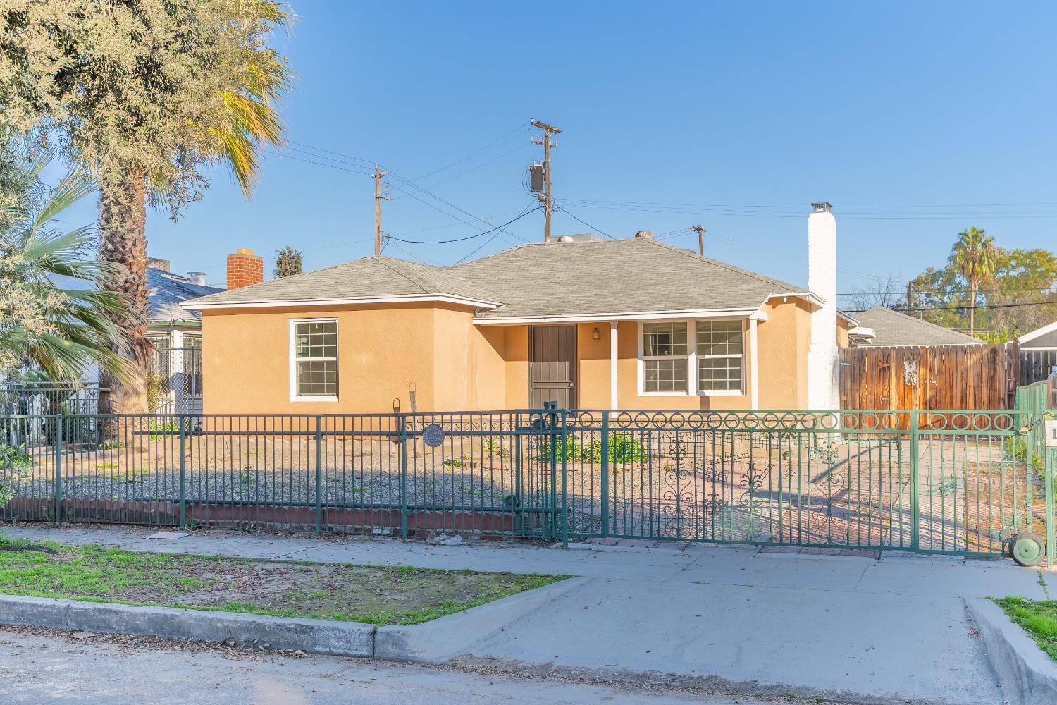 1584 N Carruth Ave, Fresno, CA 93728