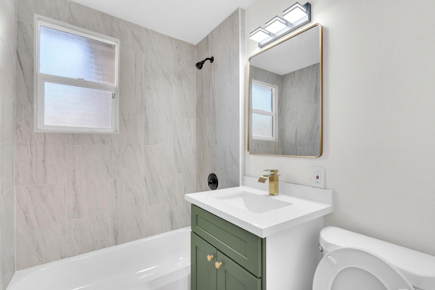 1584 N Carruth Ave, Fresno, CA 93728