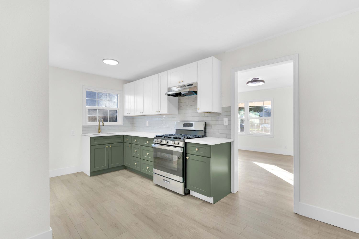 1584 N Carruth Ave, Fresno, CA 93728