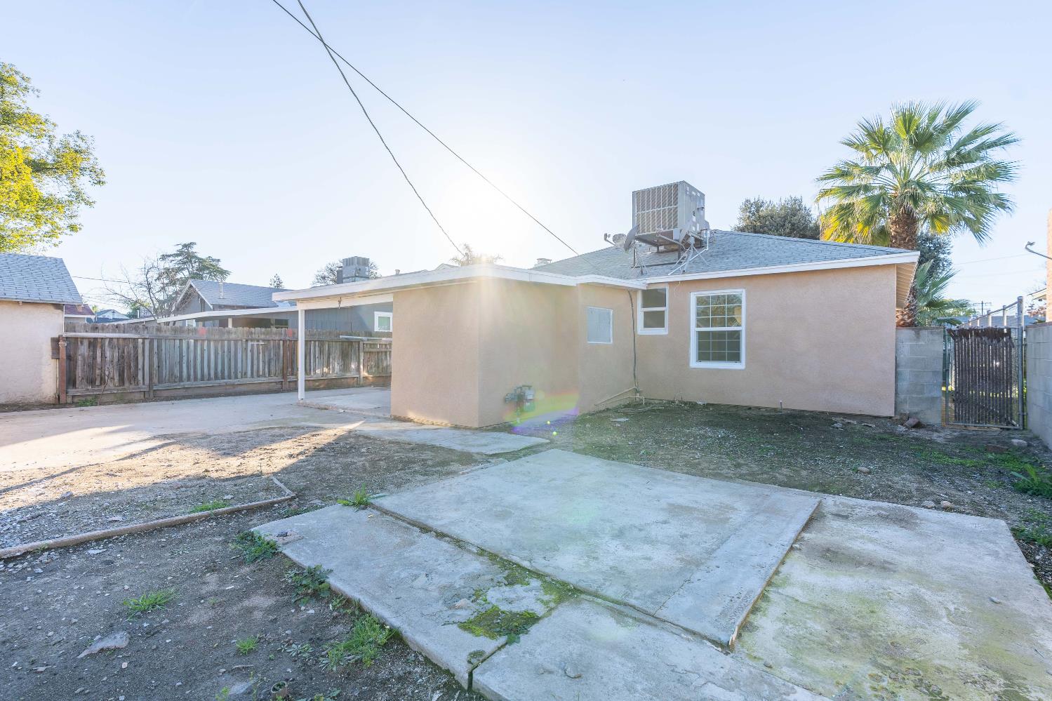 1584 N Carruth Ave, Fresno, CA 93728