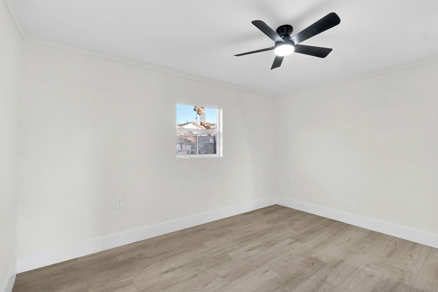 1584 N Carruth Ave, Fresno, CA 93728