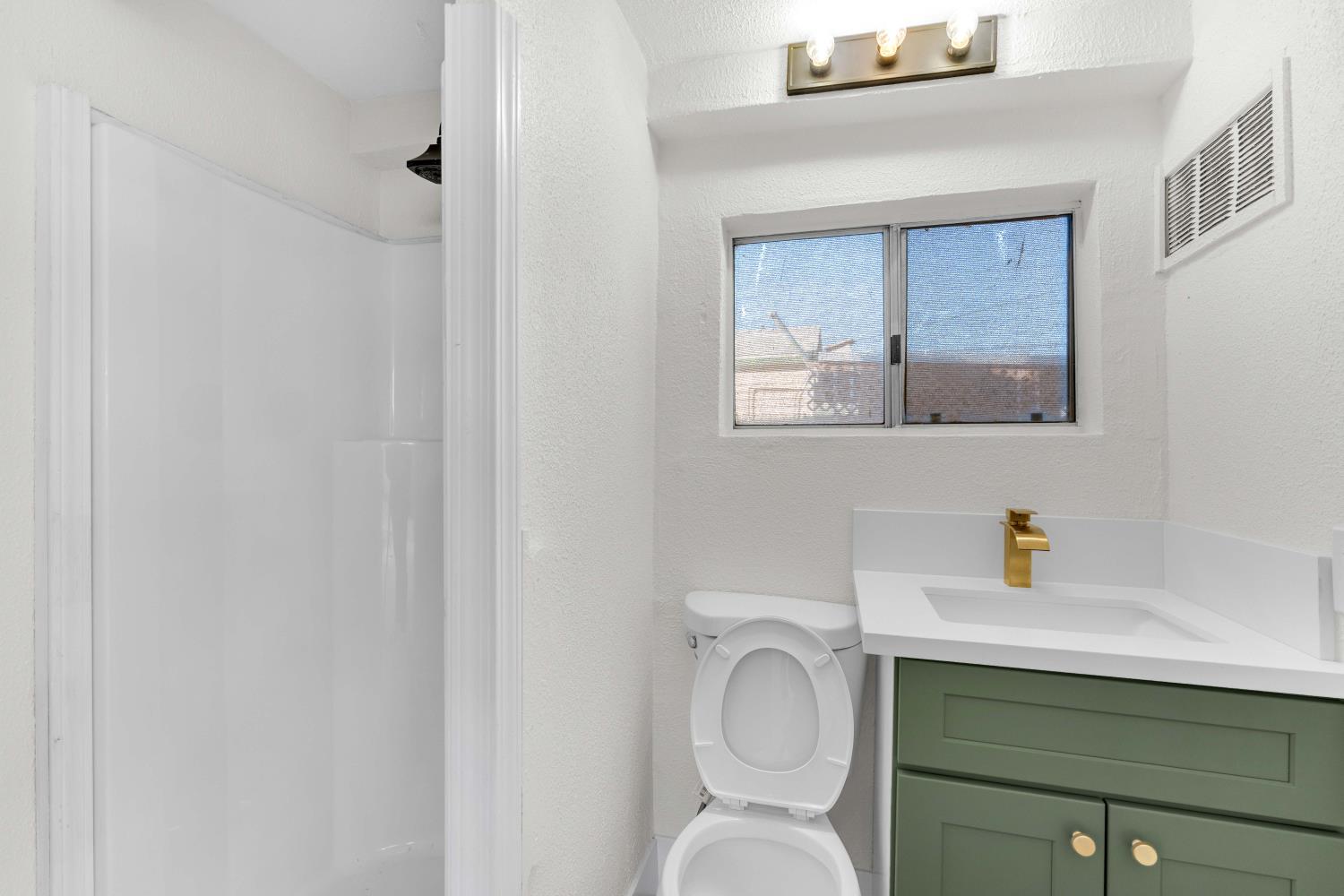 1584 N Carruth Ave, Fresno, CA 93728