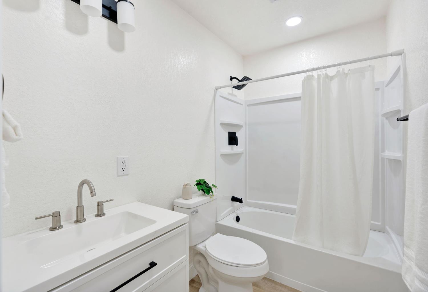 557 E Fantz Ave, Fresno, CA 93706