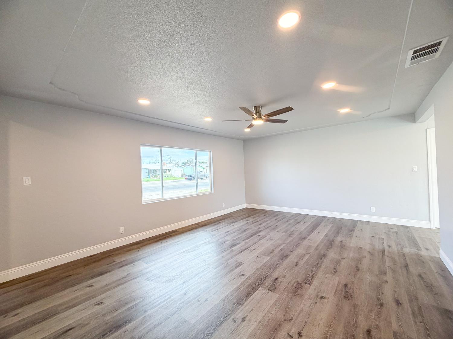 3812 E Clinton Ave, Fresno, CA 93703