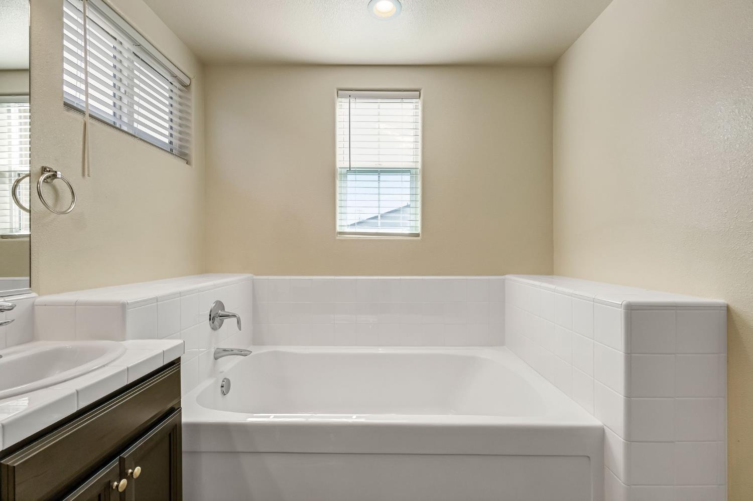 5468 W Santa Barbara Dr, Fresno, CA 93722