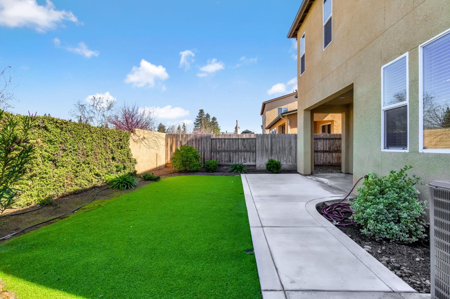 5468 W Santa Barbara Dr, Fresno, CA 93722