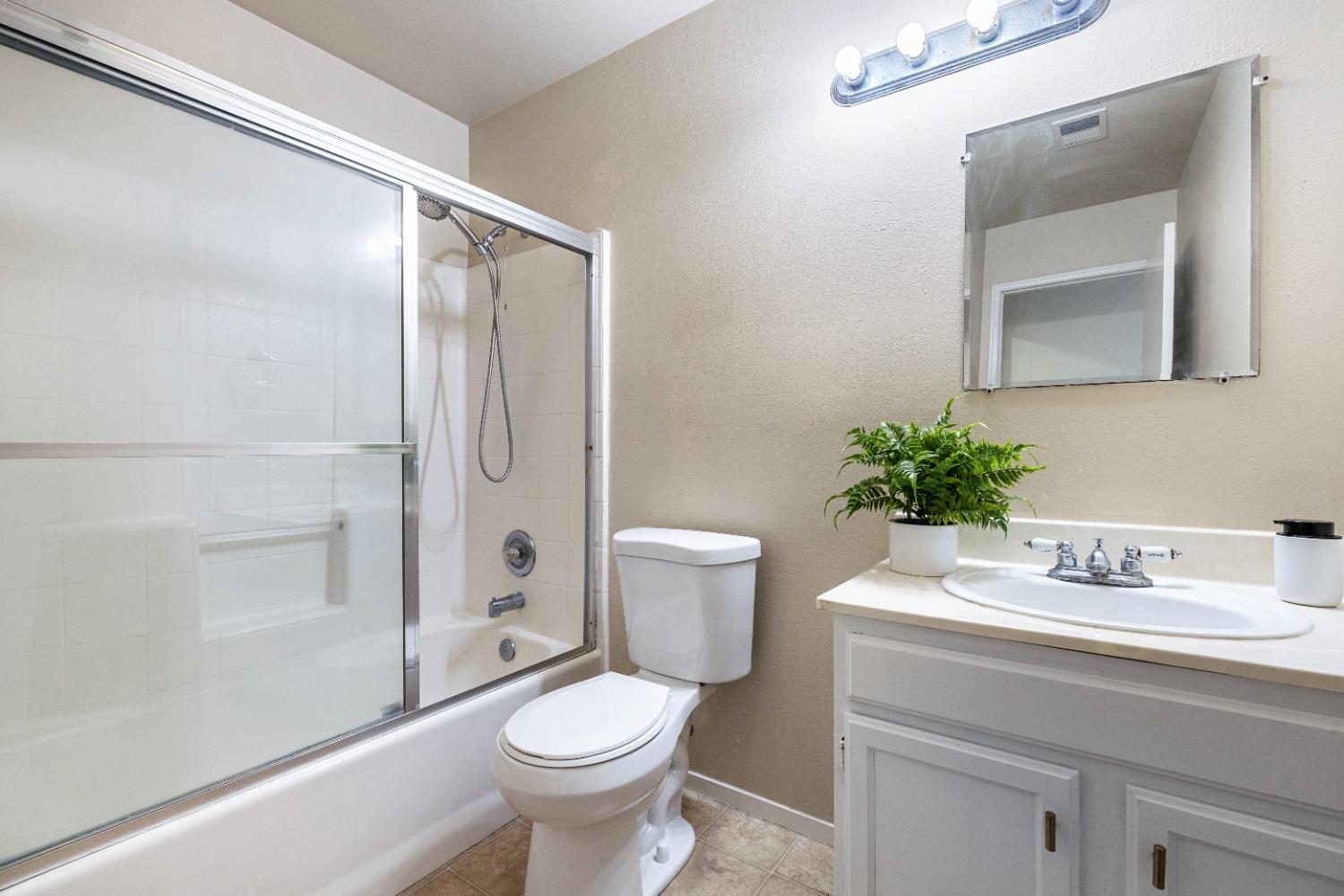 5634 W Donner Ave, Fresno, CA 93722