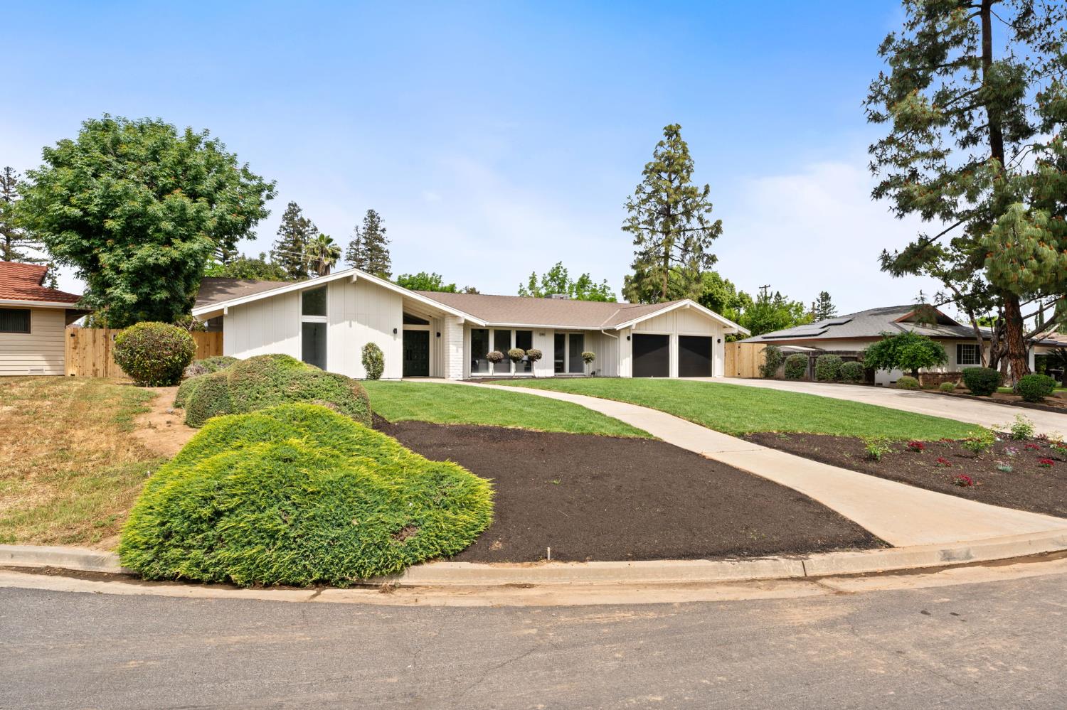 2626 W Scott Ave, Fresno, CA 93711