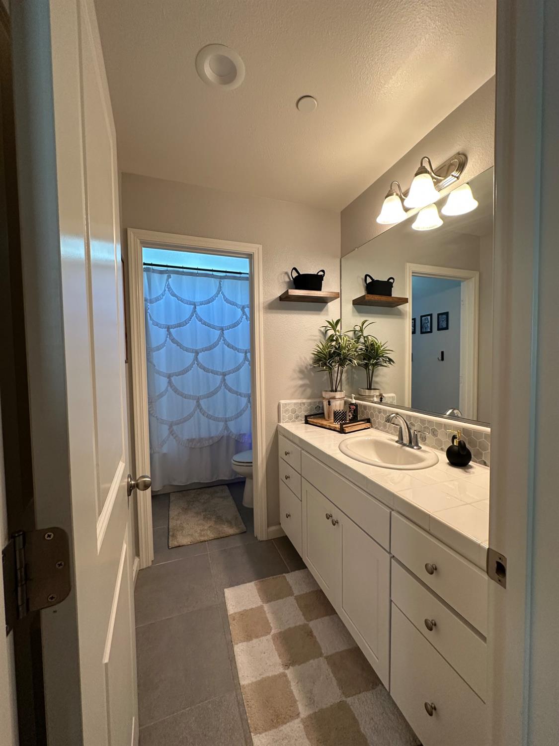 6347 N Alta Vista Ln, Fresno, CA 93722