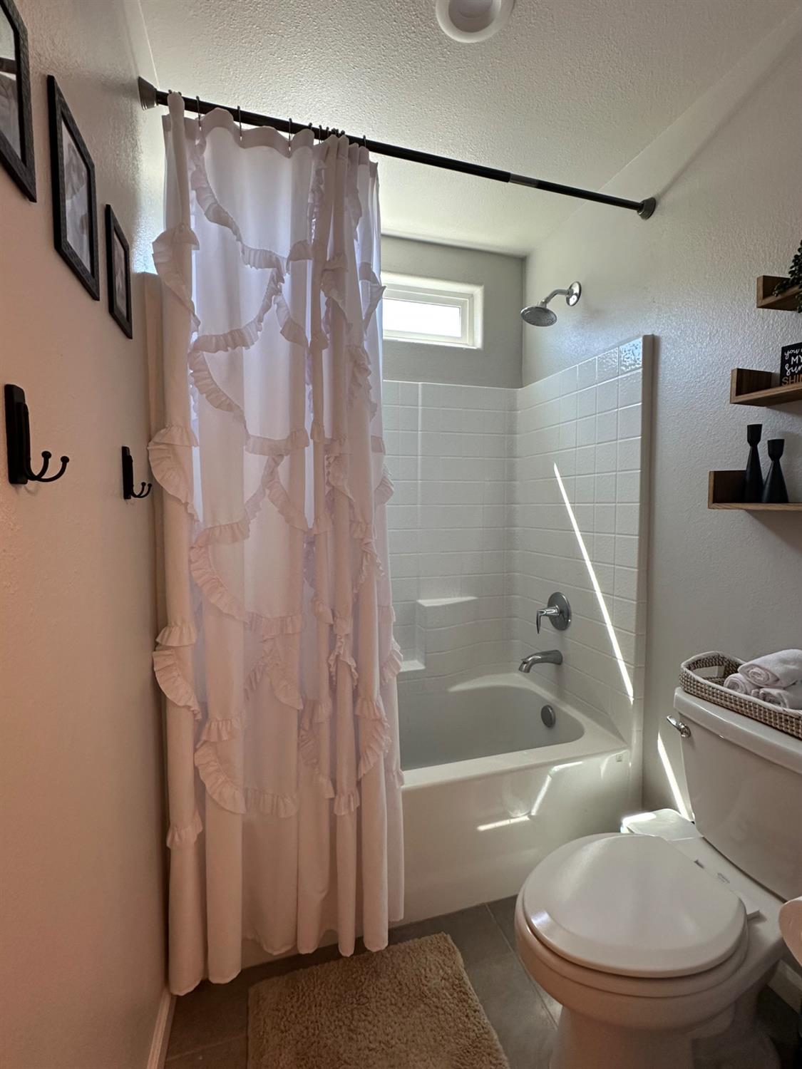 6347 N Alta Vista Ln, Fresno, CA 93722