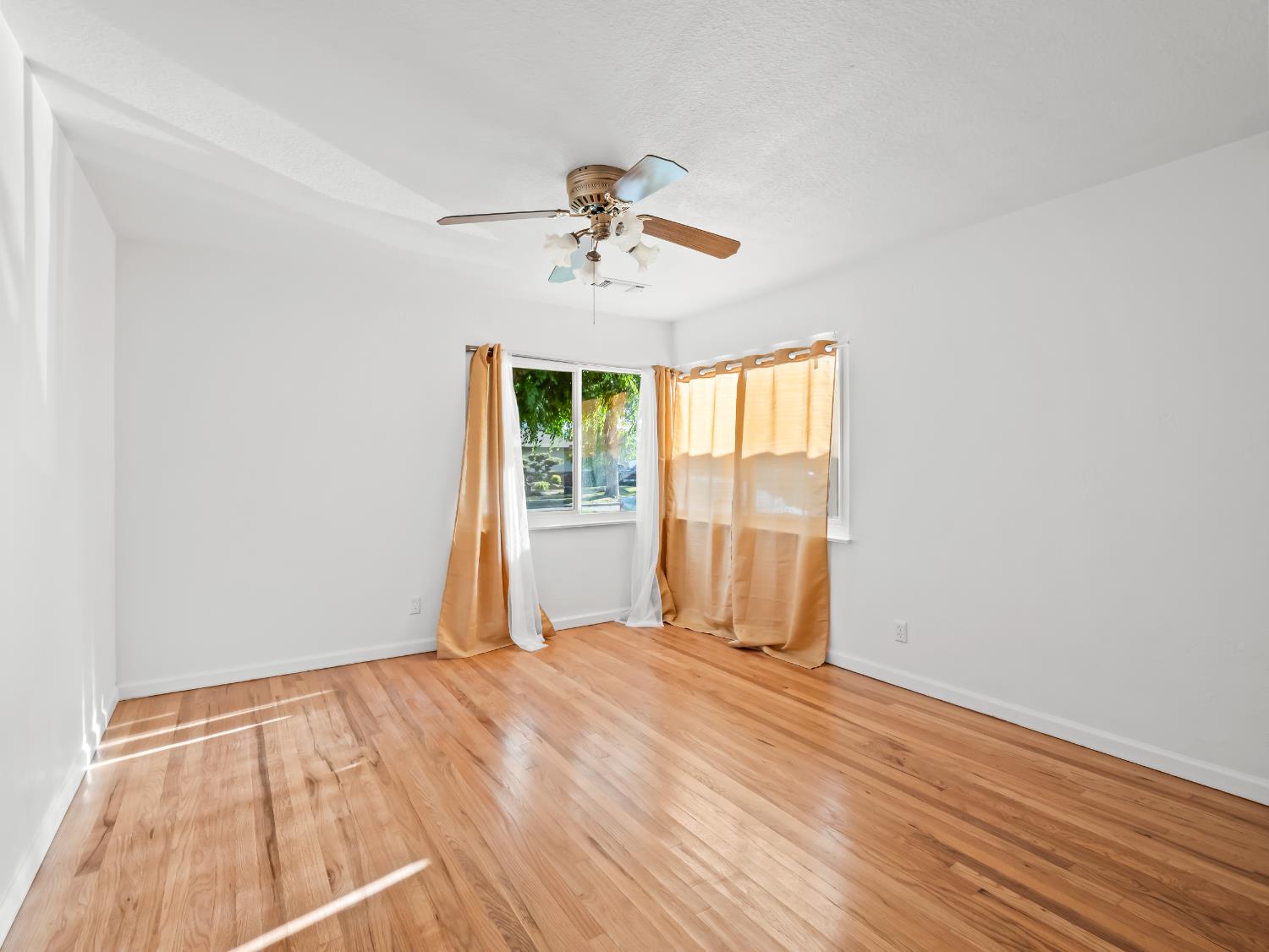 732 W Cortland Ave, Fresno, CA 93705