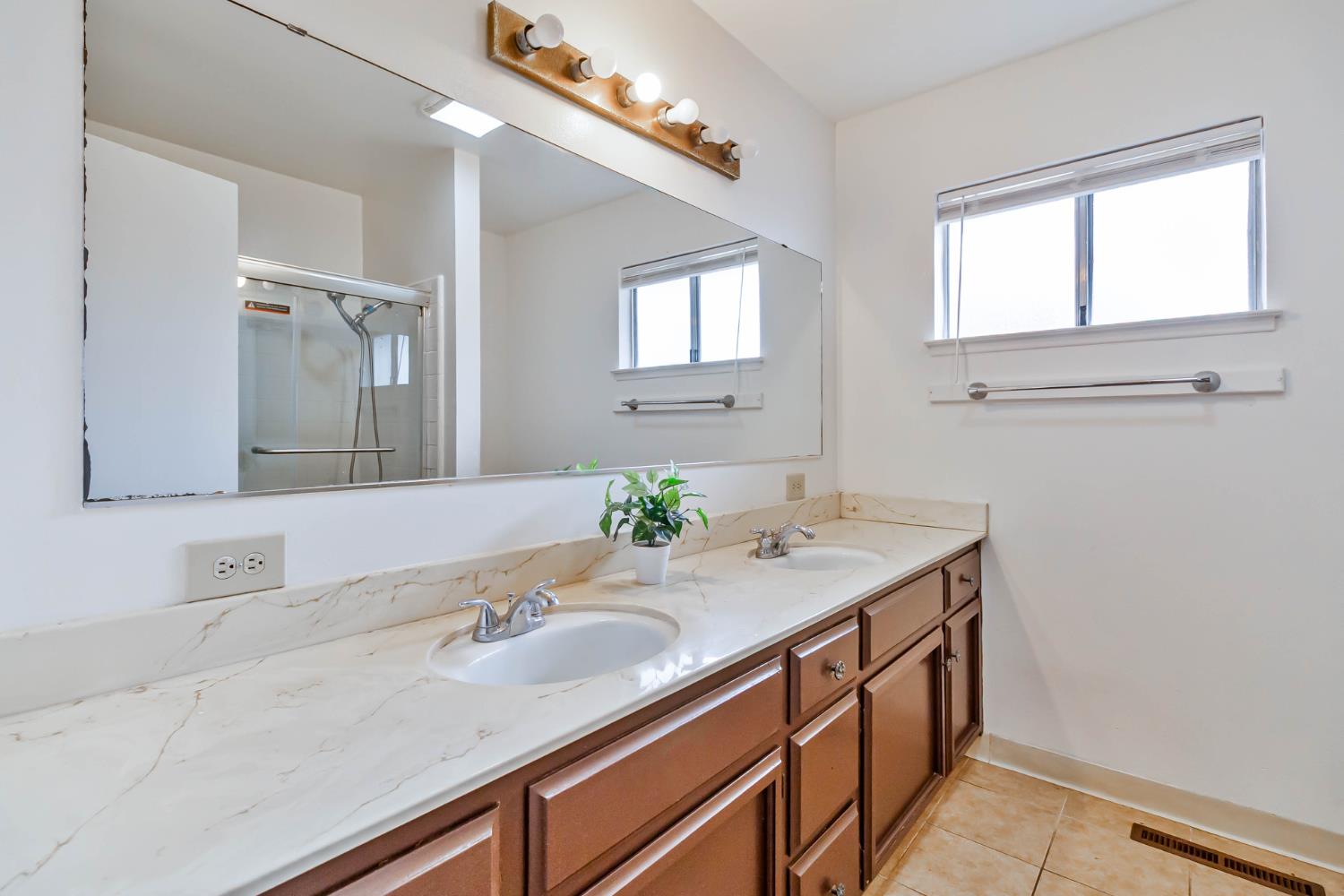 2158 E Palo Alto Ave, Fresno, CA 93710