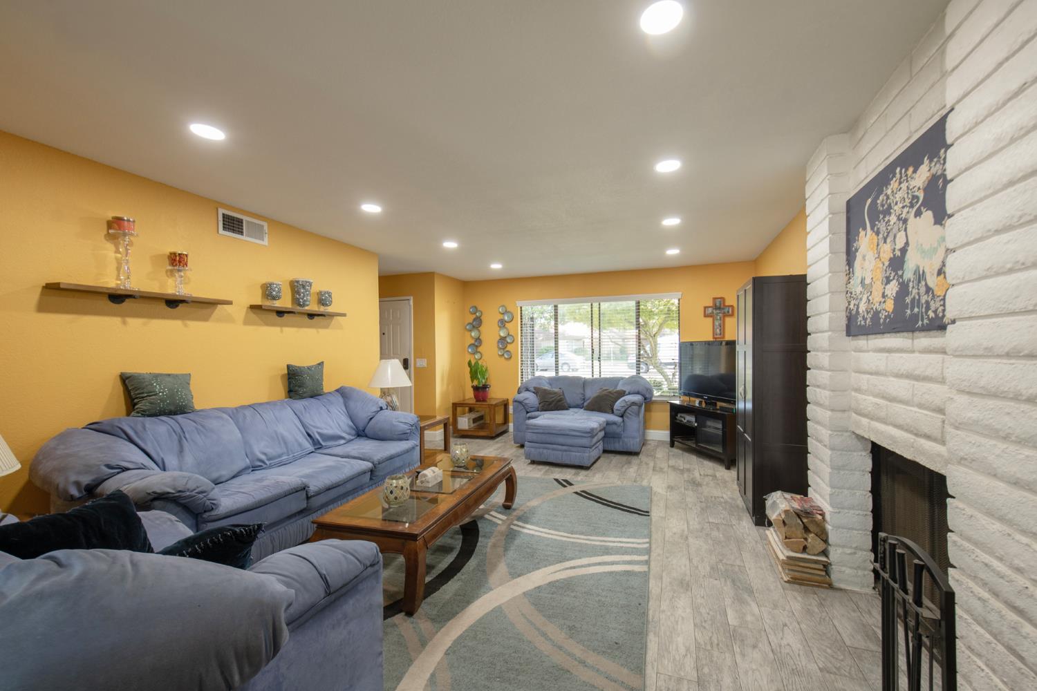 1915 W Santa Ana Ave, Fresno, CA 93705