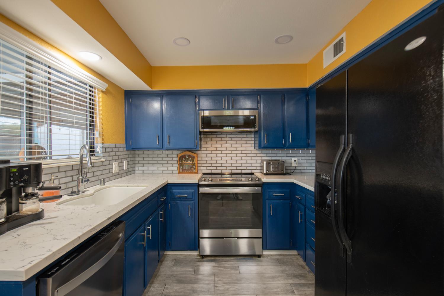 1915 W Santa Ana Ave, Fresno, CA 93705