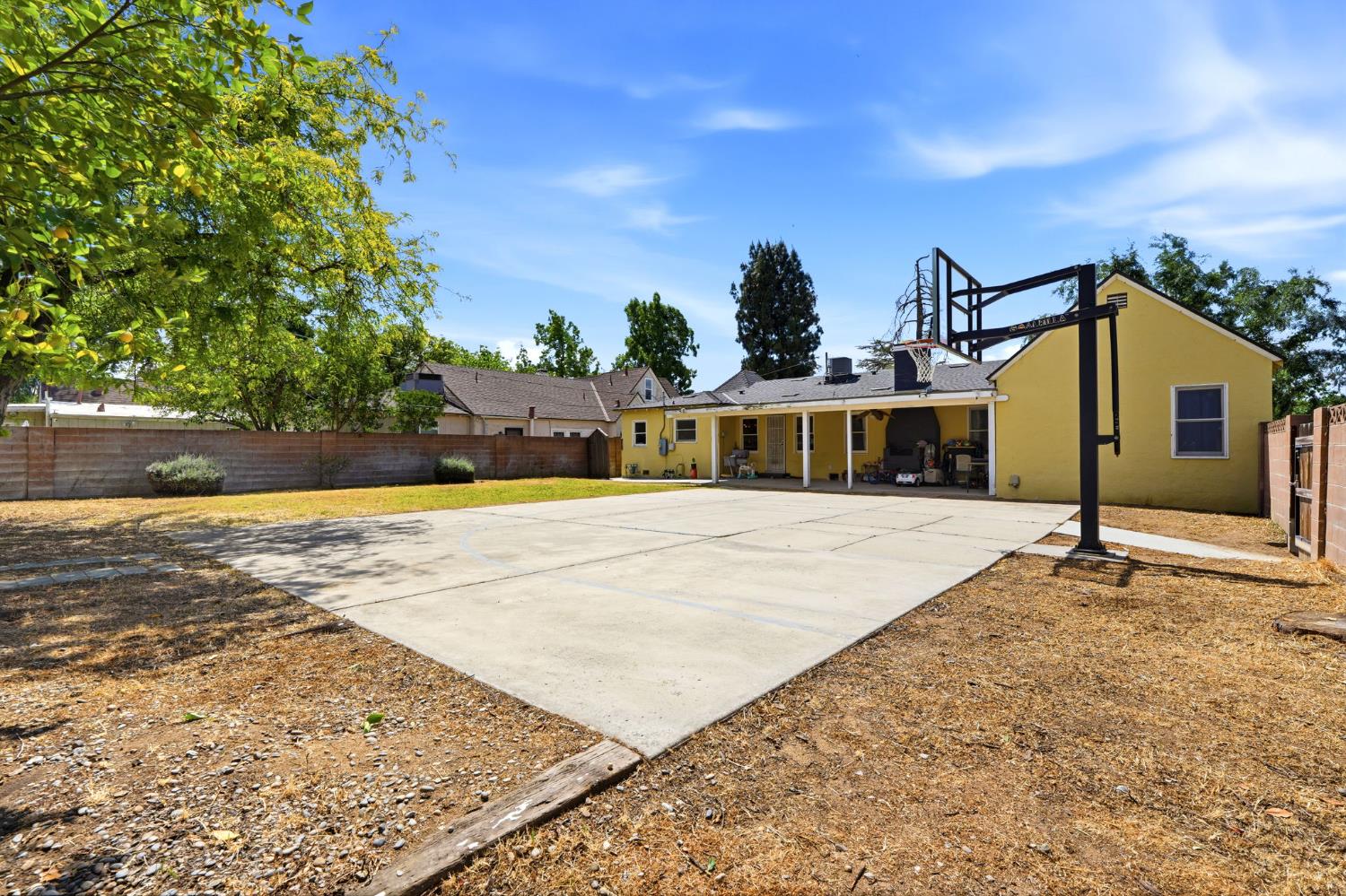 2142 N Wilson Ave, Fresno, CA 93704