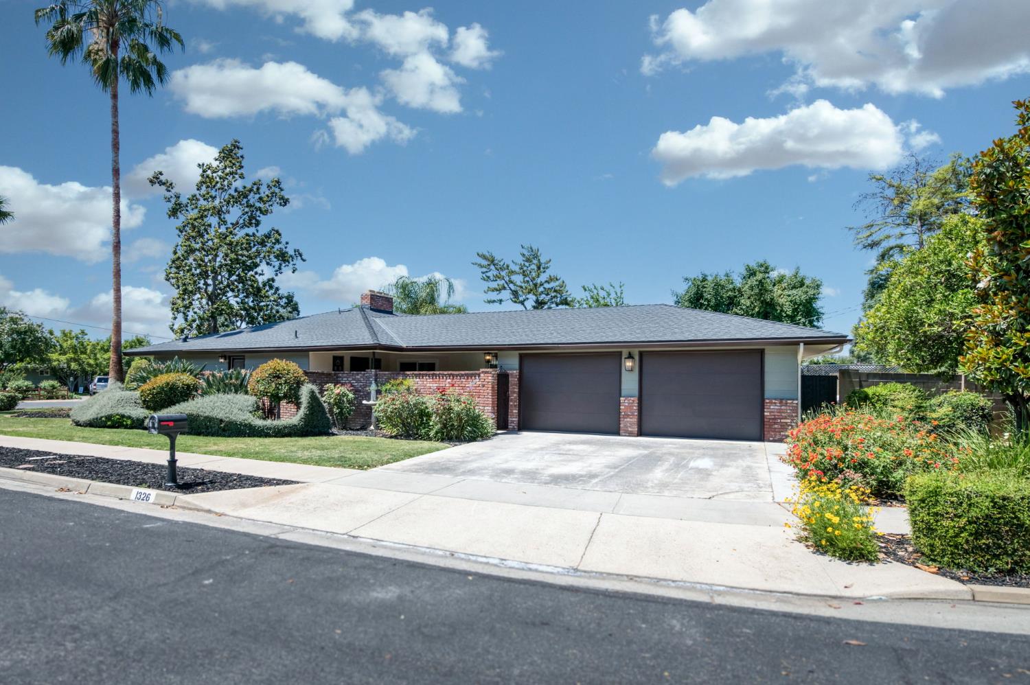 1326 W Escalon Ave, Fresno, CA 93711