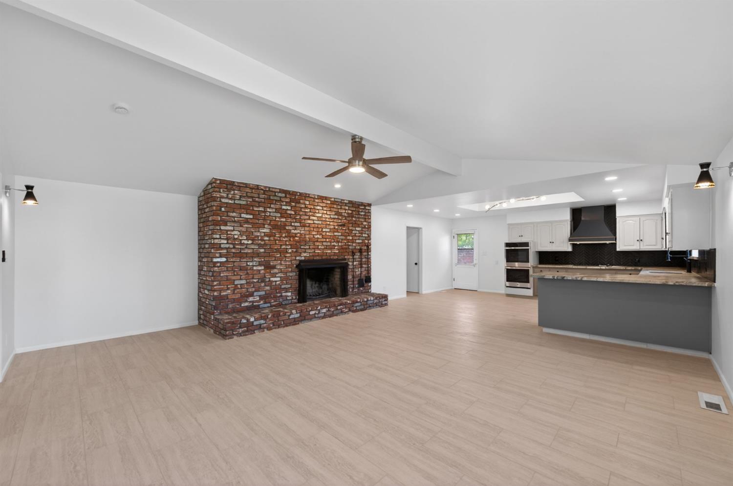 1326 W Escalon Ave, Fresno, CA 93711