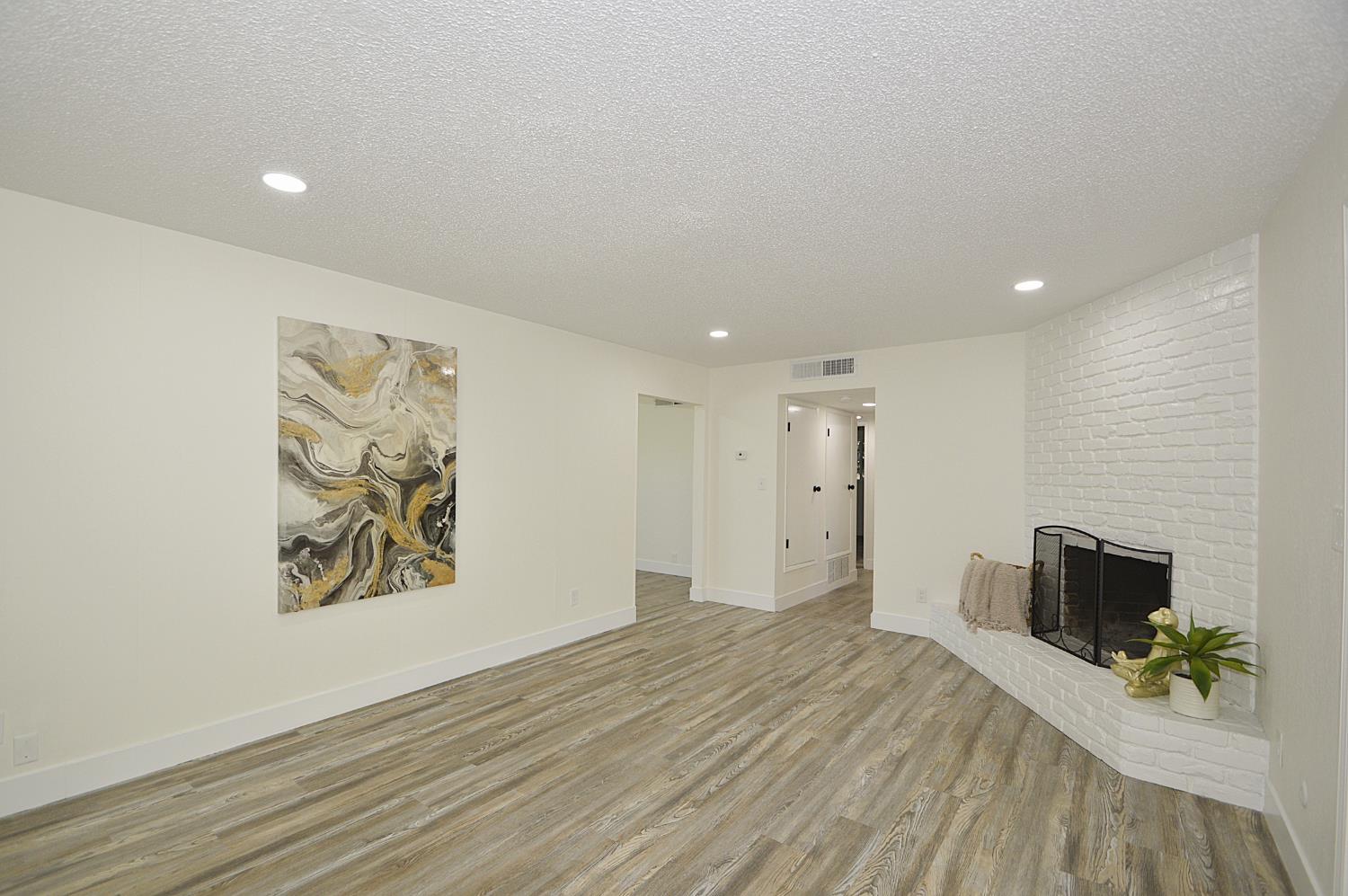 6039 N Maroa, Fresno, CA 93704