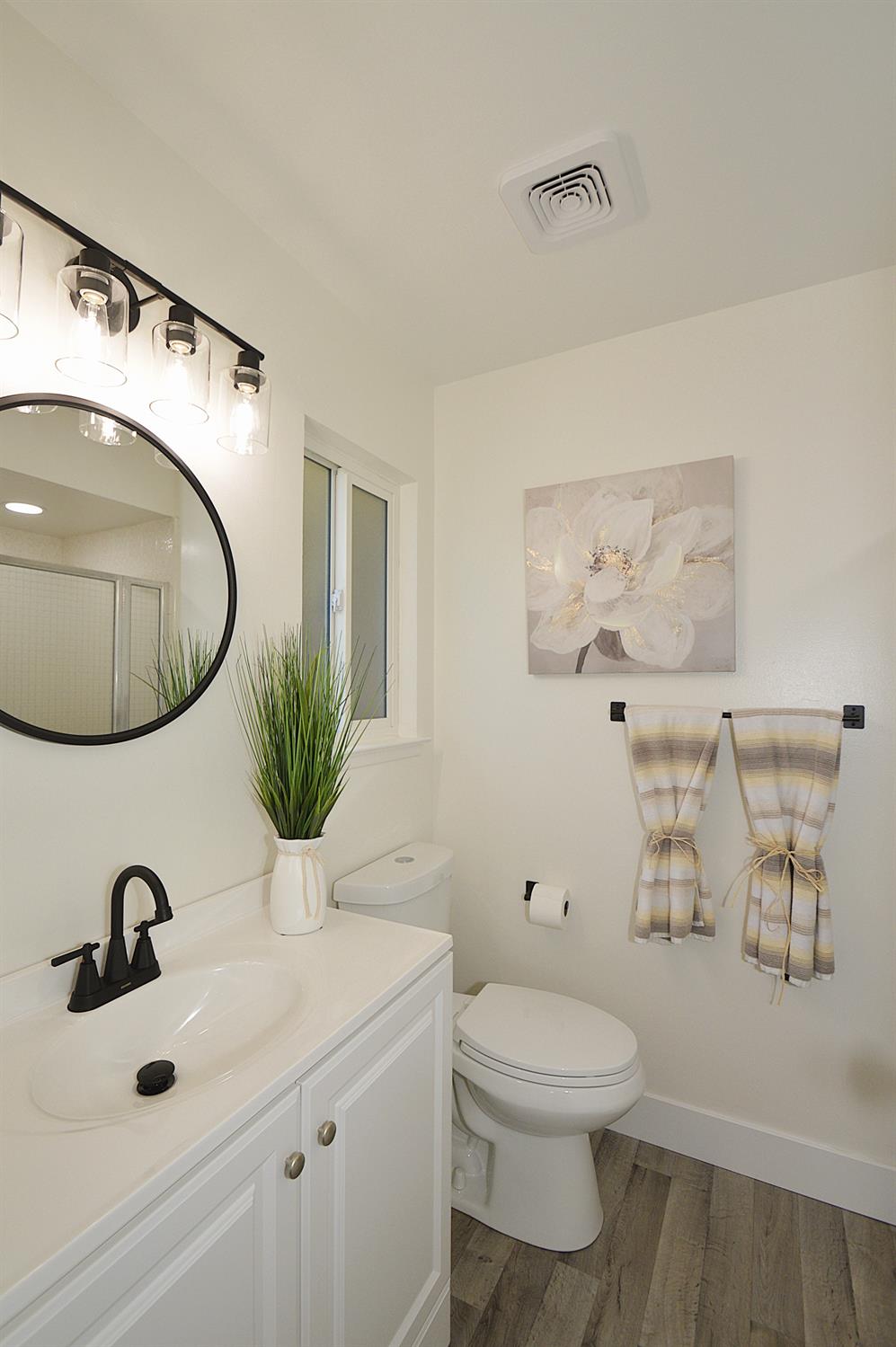 6039 N Maroa, Fresno, CA 93704