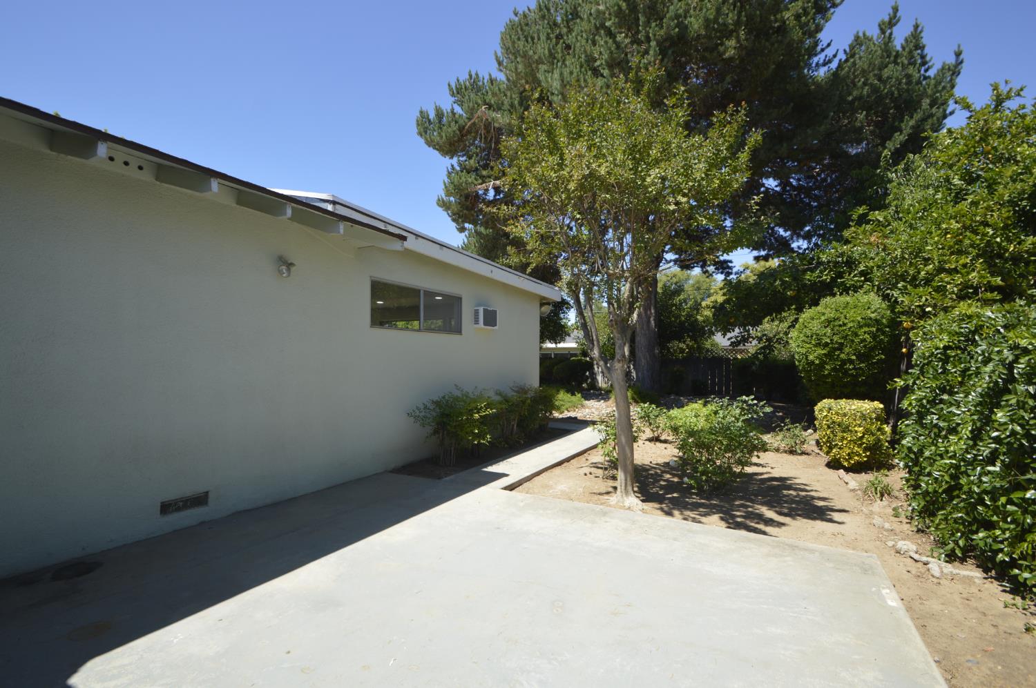 6039 N Maroa, Fresno, CA 93704